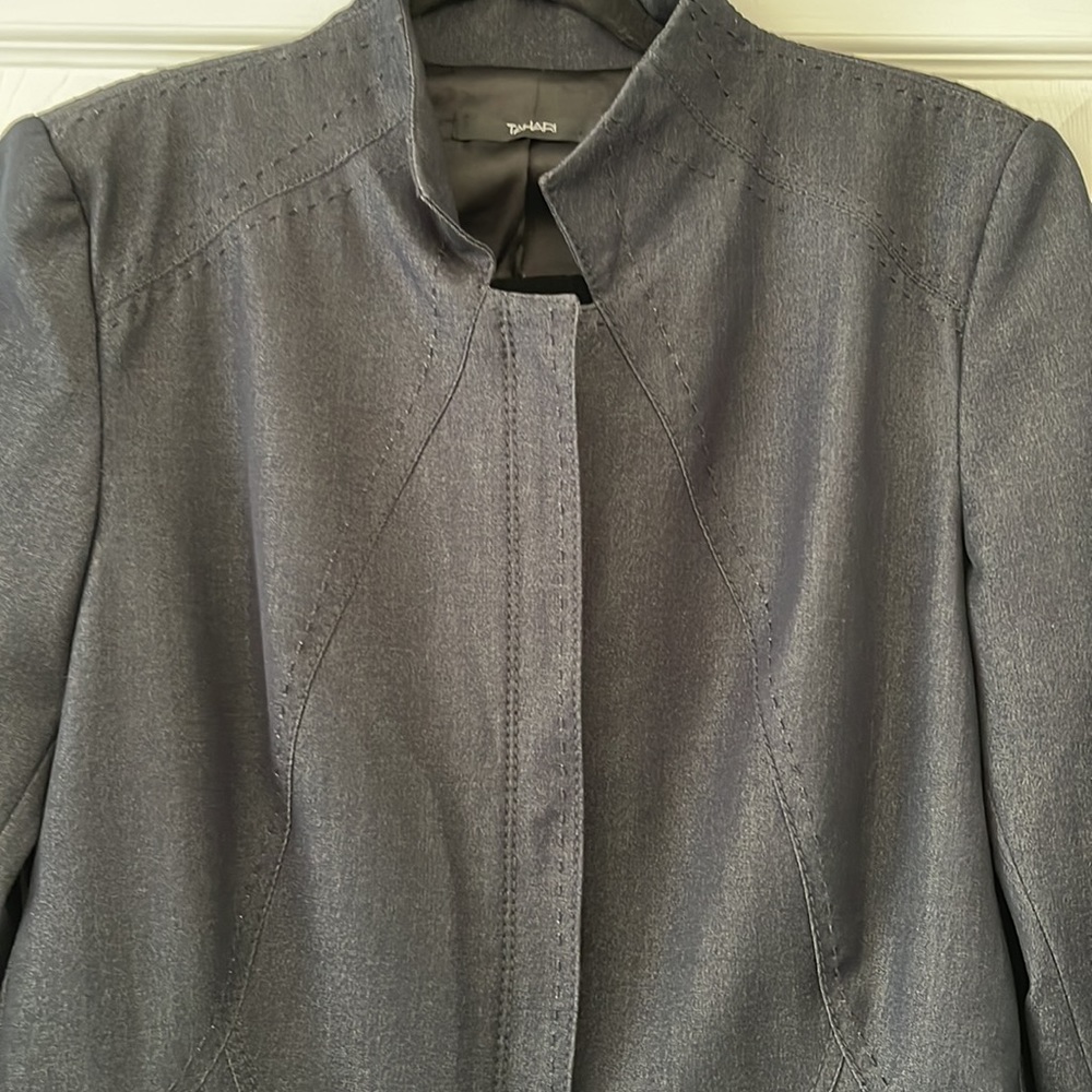 Gorgeous Tahari navy blue blazer size 10 - Picture 3 of 13